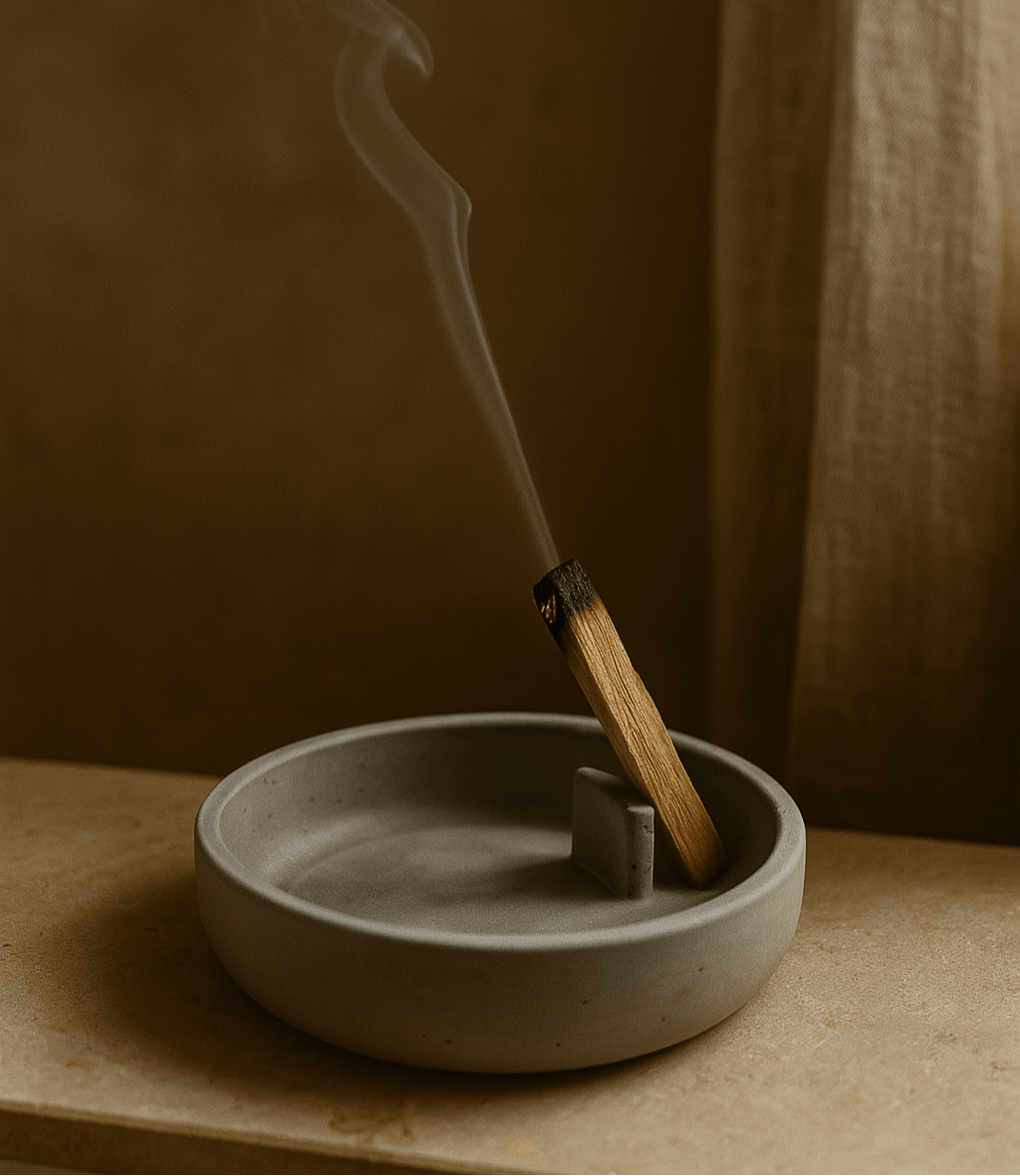 Handgegossene Zementschale mit naturbelassenen Palo-Santo-Sticks – minimalistisch, modern und spirituell. Ideal zur energetischen Reinigung, Meditation und als stilvolles Deko-Element für dein Zuhause.