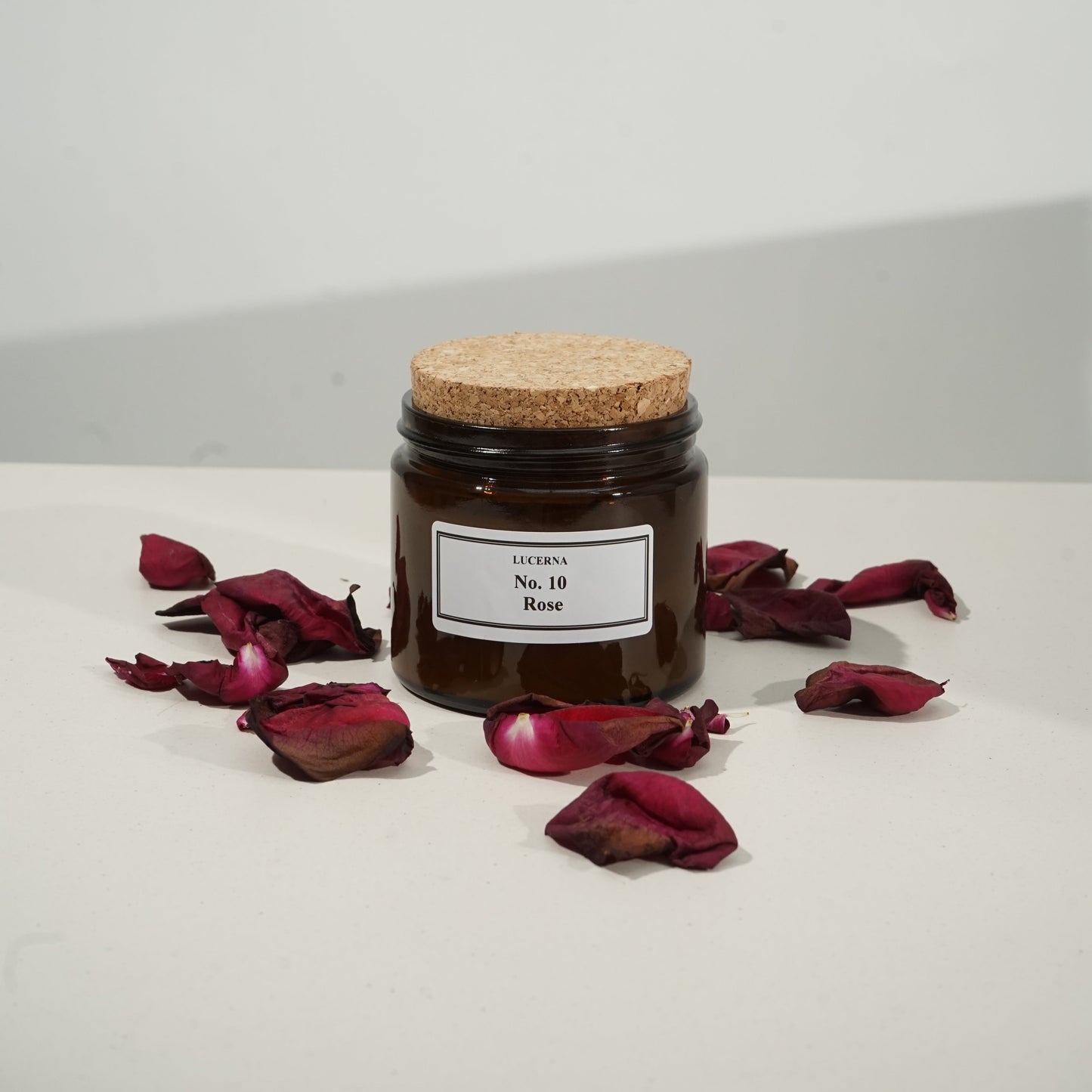 Handgegossene Duftkerze von Lucerna im braunen Apothekerglas mit Holzdocht und Korkdeckel, Duftnote No. 10 Rose