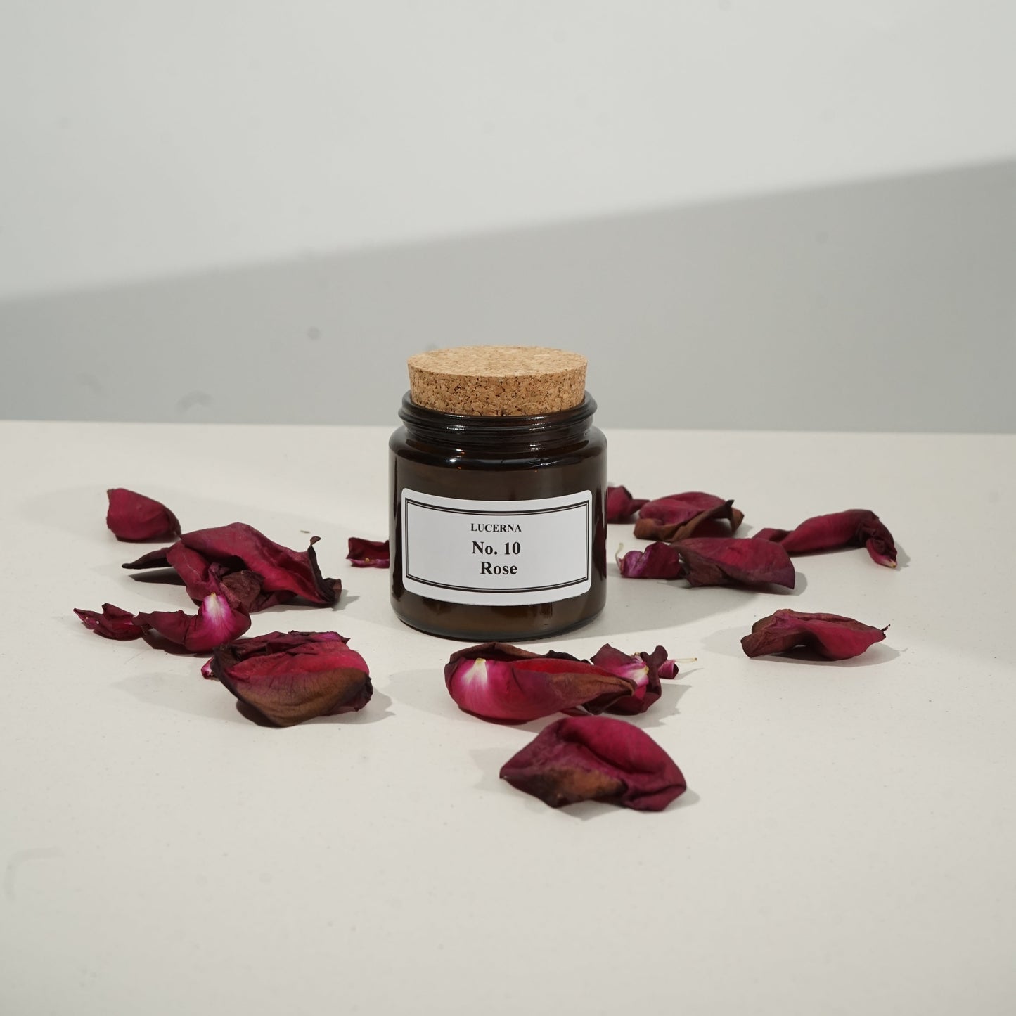 Handgegossene Duftkerze von Lucerna im braunen Apothekerglas mit Holzdocht und Korkdeckel, Duftnote No. 10 Rose