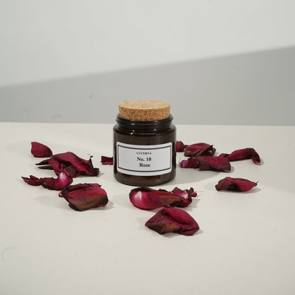 Handgegossene Duftkerze von Lucerna im braunen Apothekerglas mit Holzdocht und Korkdeckel, Duftnote No. 10 Rose