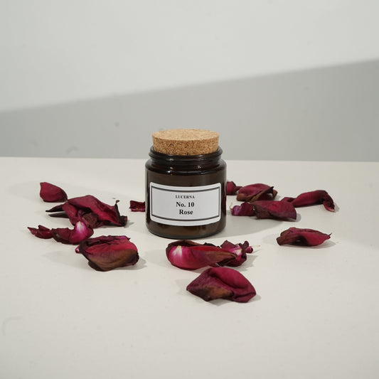 Handgegossene Duftkerze von Lucerna im braunen Apothekerglas mit Holzdocht und Korkdeckel, Duftnote No. 10 Rose