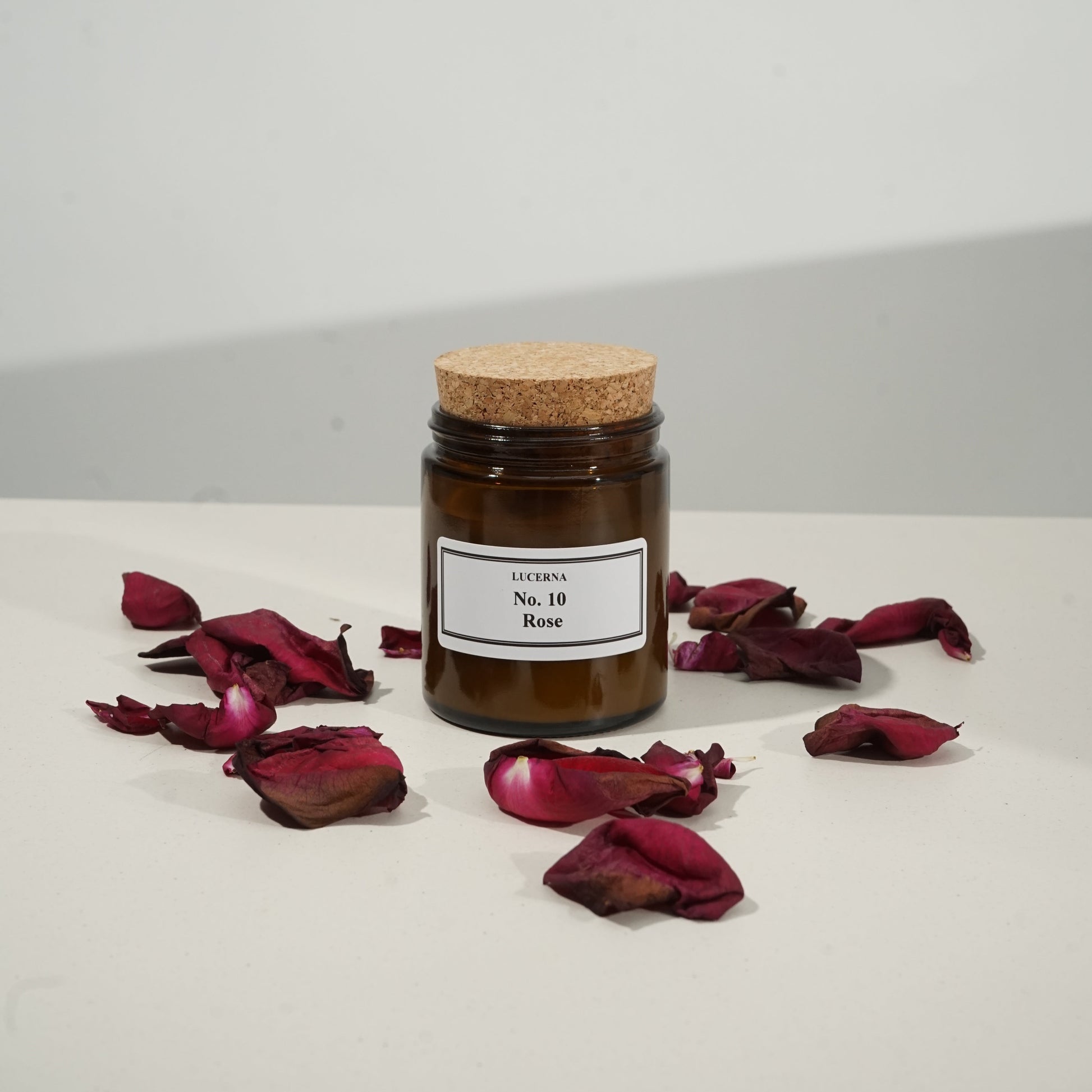 Handgegossene Duftkerze von Lucerna im braunen Apothekerglas mit Holzdocht und Korkdeckel, Duftnote No. 10 Rose