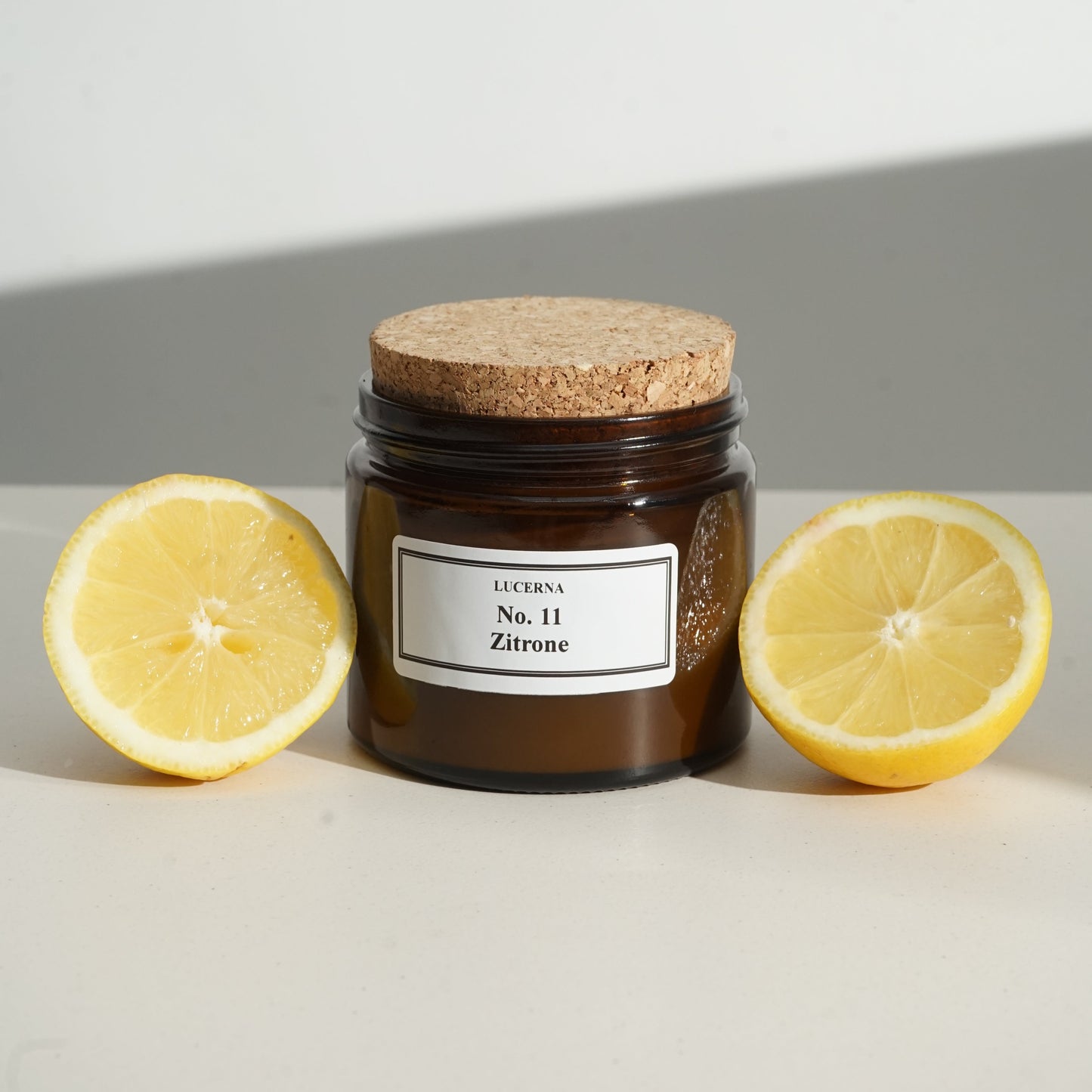 Handgegossene Duftkerze von Lucerna im braunen Apothekerglas mit Holzdocht und Korkdeckel, Duftnote No. 11 Zitrone