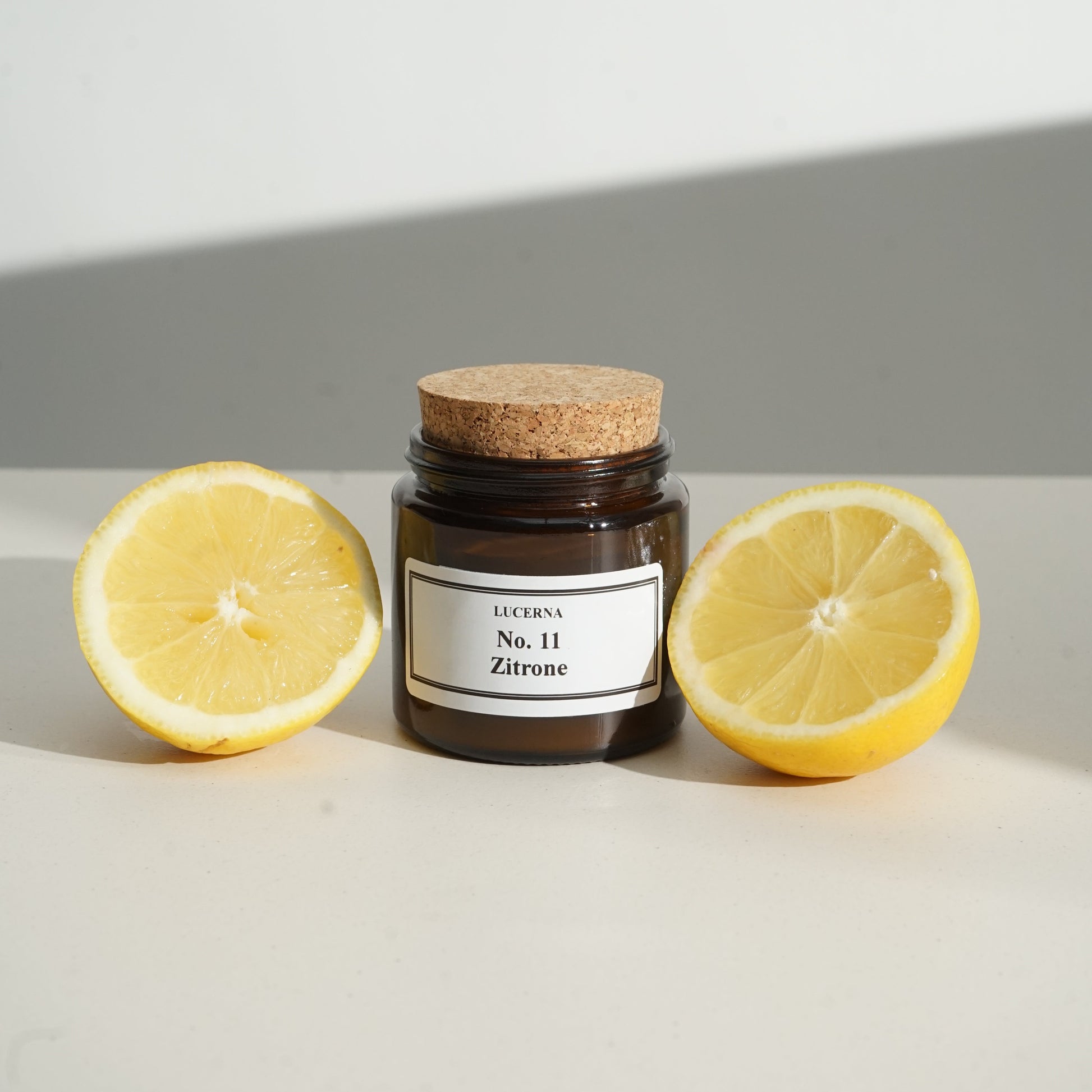 Handgegossene Duftkerze von Lucerna im braunen Apothekerglas mit Holzdocht und Korkdeckel, Duftnote No. 11 Zitrone