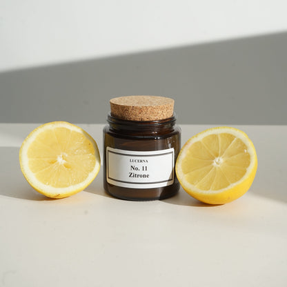 Handgegossene Duftkerze von Lucerna im braunen Apothekerglas mit Holzdocht und Korkdeckel, Duftnote No. 11 Zitrone