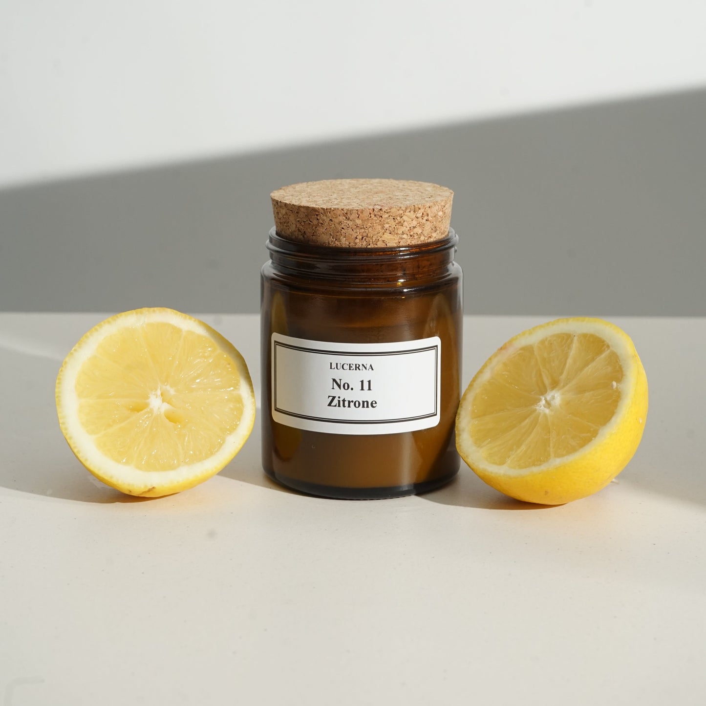 Handgegossene Duftkerze von Lucerna im braunen Apothekerglas mit Holzdocht und Korkdeckel, Duftnote No. 11 Zitrone