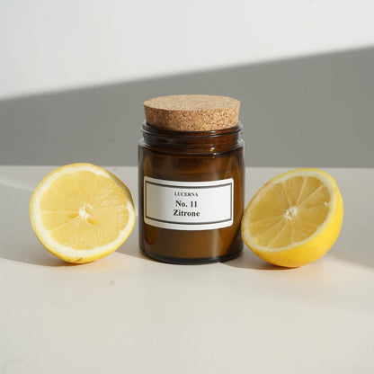 Handgegossene Duftkerze von Lucerna im braunen Apothekerglas mit Holzdocht und Korkdeckel, Duftnote No. 11 Zitrone