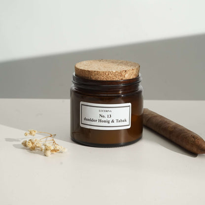 Handgegossene Duftkerze von Lucerna im braunen Apothekerglas mit Holzdocht und Korkdeckel, Duftnote No. 13 dunkler Honig & Tabak