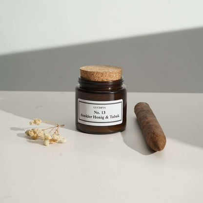 Handgegossene Duftkerze von Lucerna im braunen Apothekerglas mit Holzdocht und Korkdeckel, Duftnote No. 13 dunkler Honig & Tabak
