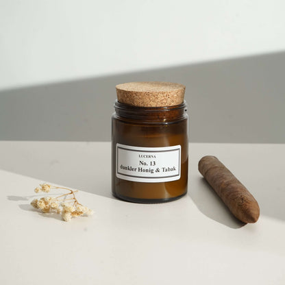 Handgegossene Duftkerze von Lucerna im braunen Apothekerglas mit Holzdocht und Korkdeckel, Duftnote No. 13 dunkler Honig & Tabak