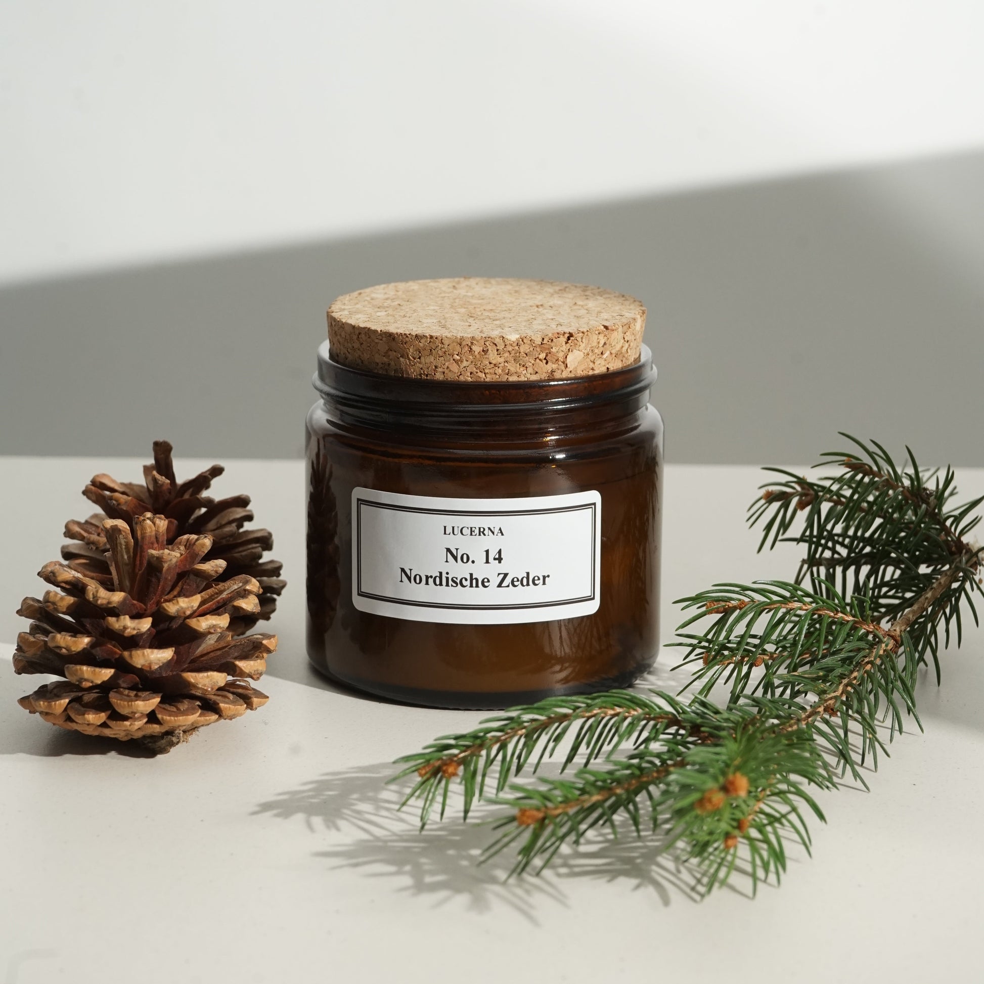 Handgegossene Duftkerze von Lucerna im braunen Apothekerglas mit Holzdocht und Korkdeckel, Duftnote No. 14 nordische Zeder