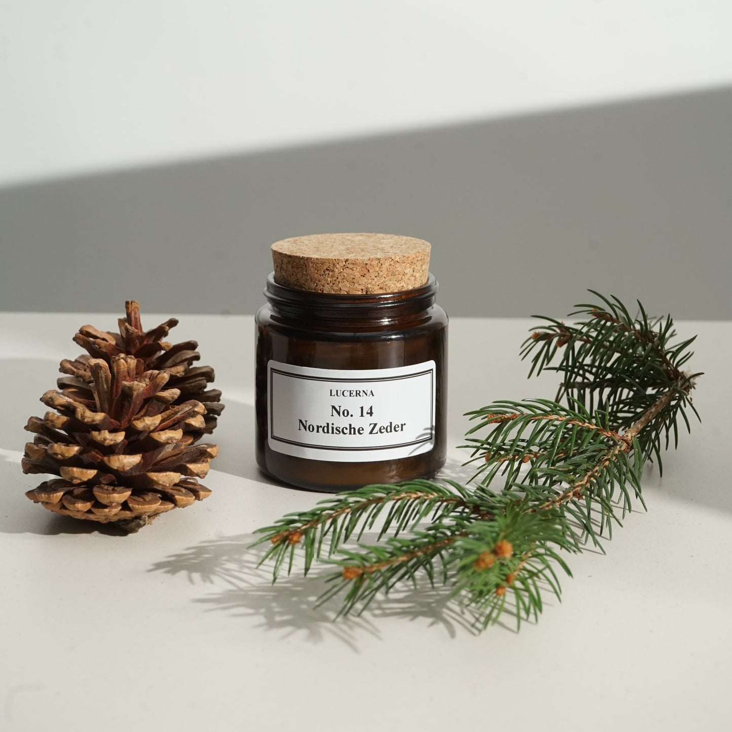 Handgegossene Duftkerze von Lucerna im braunen Apothekerglas mit Holzdocht und Korkdeckel, Duftnote No. 14 nordische Zeder