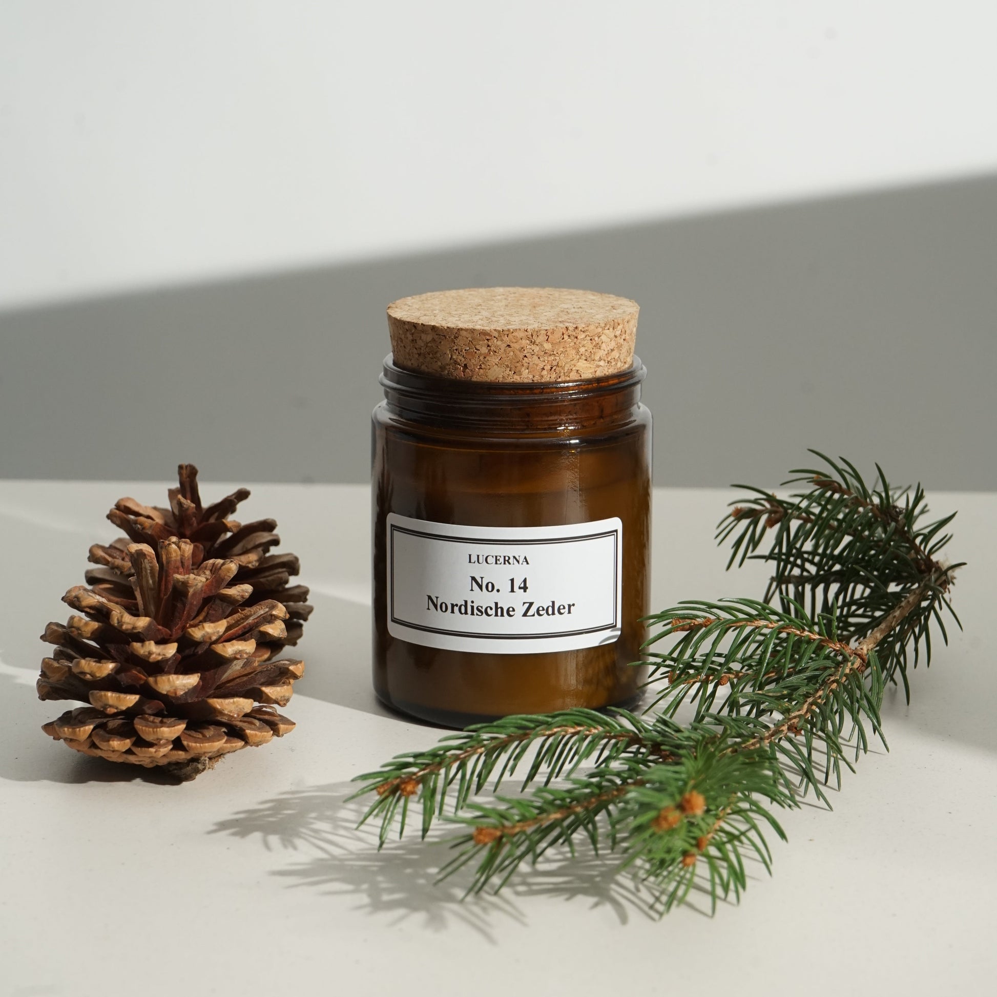Handgegossene Duftkerze von Lucerna im braunen Apothekerglas mit Holzdocht und Korkdeckel, Duftnote No. 14 nordische Zeder