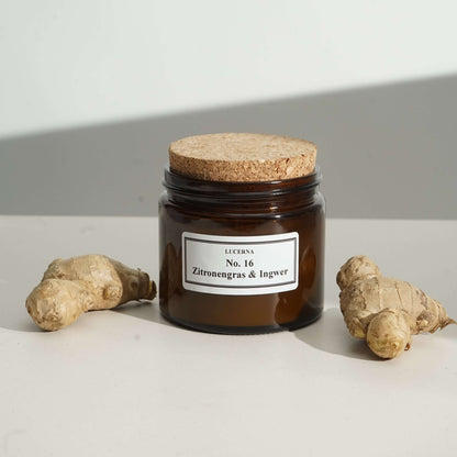 Handgegossene Duftkerze von Lucerna im braunen Apothekerglas mit Holzdocht und Korkdeckel, Duftnote No. 16 Zitronengras & Ingwer