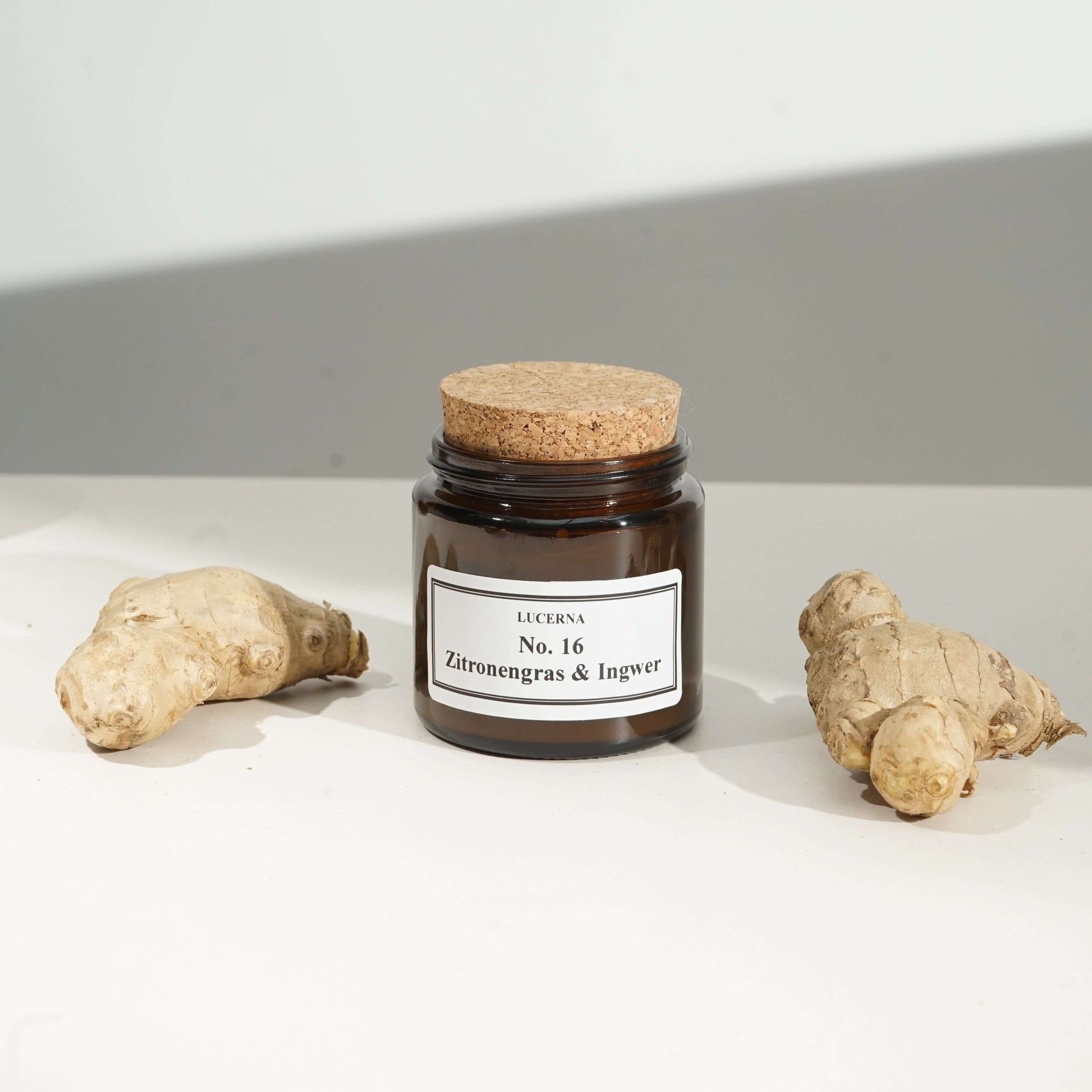 Handgegossene Duftkerze von Lucerna im braunen Apothekerglas mit Holzdocht und Korkdeckel, Duftnote No. 16 Zitronengras & Ingwer