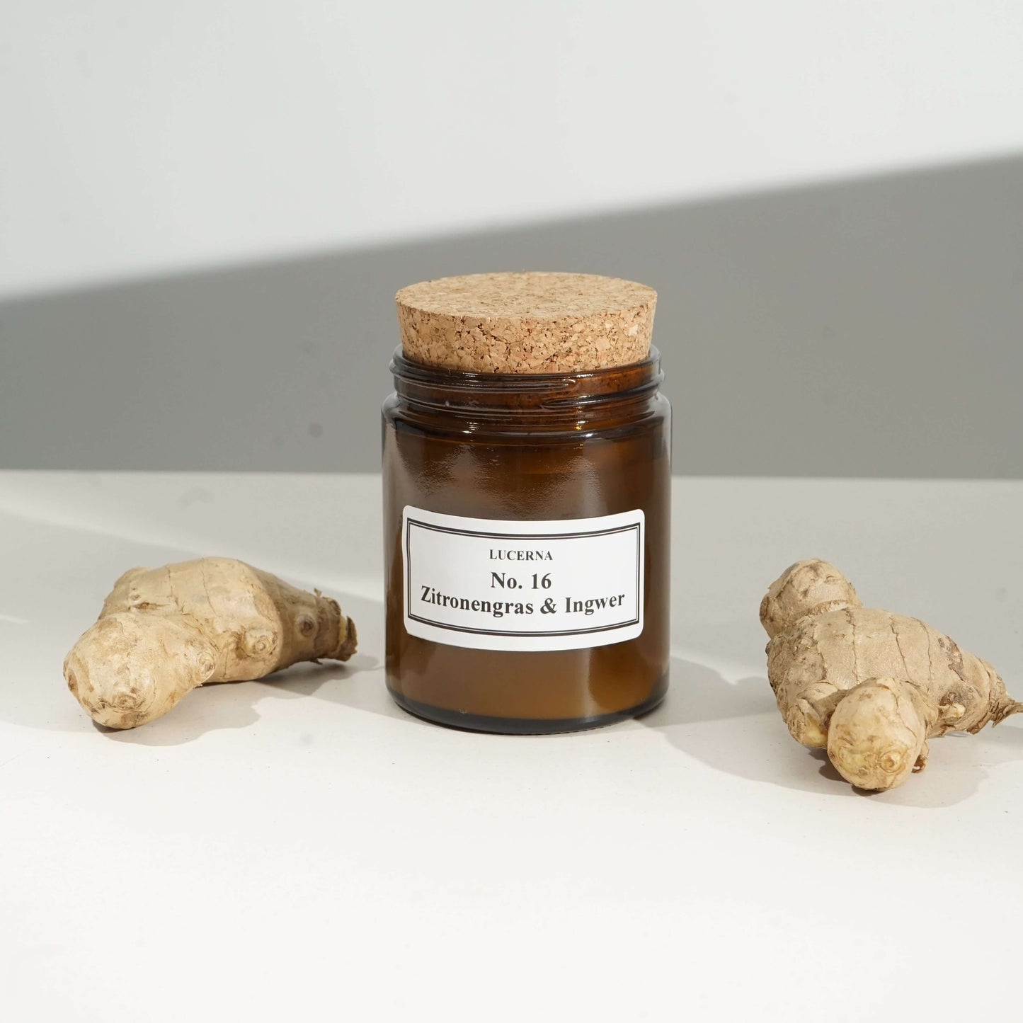 Handgegossene Duftkerze von Lucerna im braunen Apothekerglas mit Holzdocht und Korkdeckel, Duftnote No. 16 Zitronengras & Ingwer