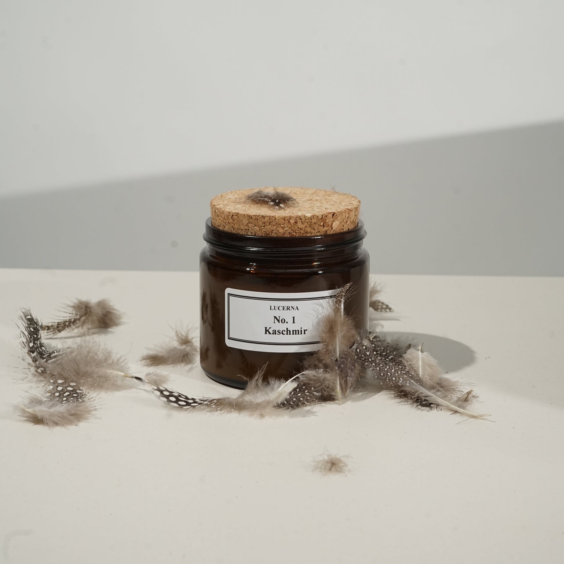 Handgegossene Duftkerze von Lucerna im braunen Apothekerglas mit Holzdocht und Korkdeckel, Duftnote No. 1 Kaschmir