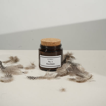 Handgegossene Duftkerze von Lucerna im braunen Apothekerglas mit Holzdocht und Korkdeckel, Duftnote No. 1 Kaschmir