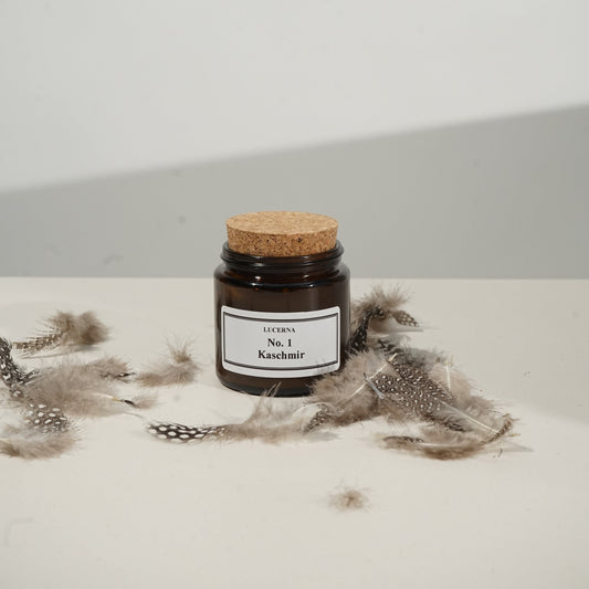 Handgegossene Duftkerze von Lucerna im braunen Apothekerglas mit Holzdocht und Korkdeckel, Duftnote No. 1 Kaschmir