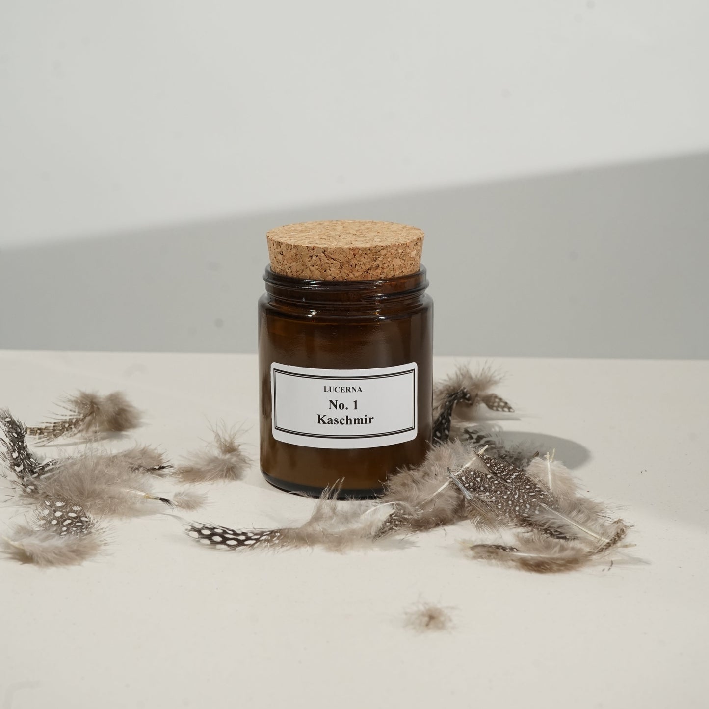 Handgegossene Duftkerze von Lucerna im braunen Apothekerglas mit Holzdocht und Korkdeckel, Duftnote No. 1 Kaschmir