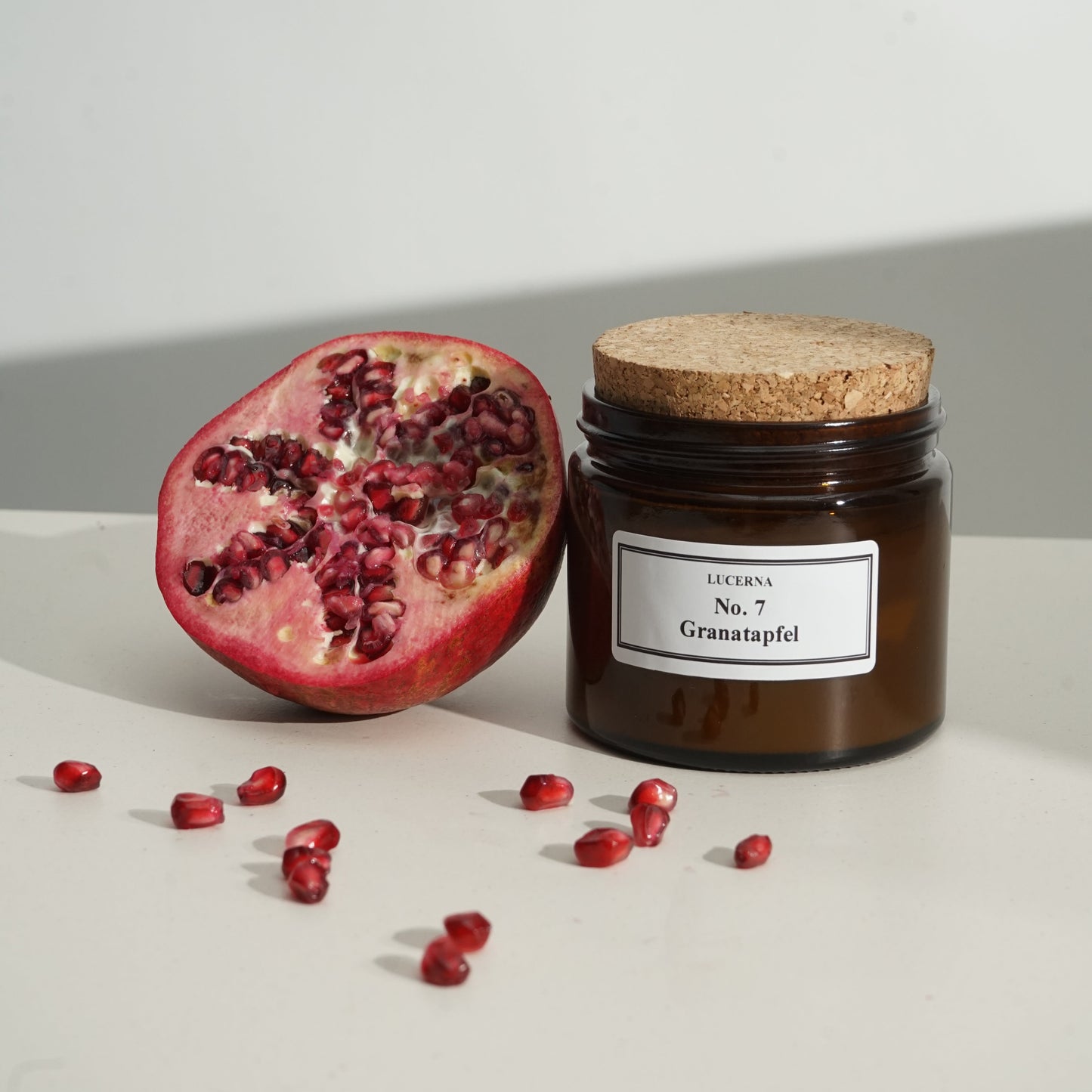 Handgegossene Duftkerze von Lucerna im braunen Apothekerglas mit Holzdocht und Korkdeckel, Duftnote No. 7 Granatapfel