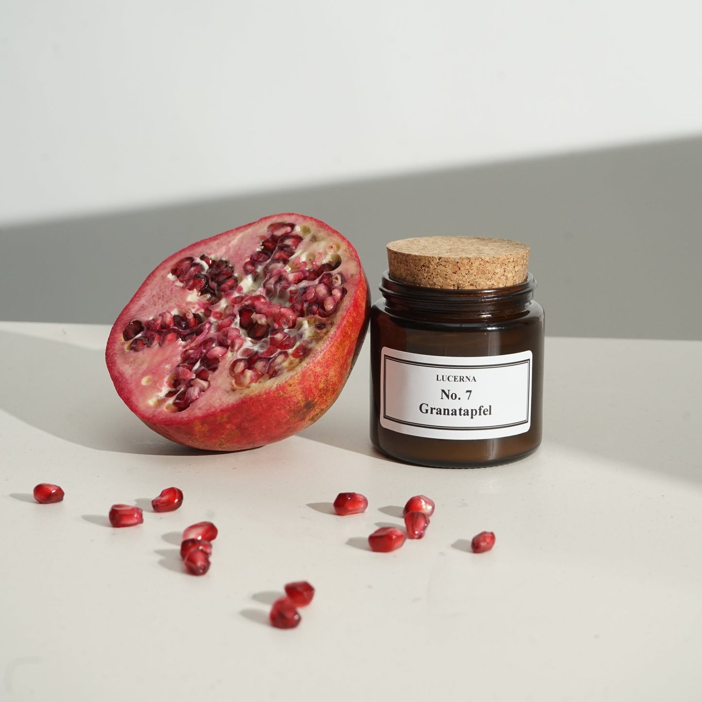 Handgegossene Duftkerze von Lucerna im braunen Apothekerglas mit Holzdocht und Korkdeckel, Duftnote No. 7 Granatapfel