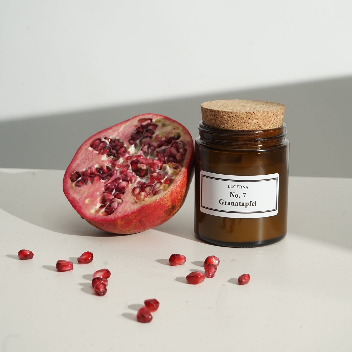 Handgegossene Duftkerze von Lucerna im braunen Apothekerglas mit Holzdocht und Korkdeckel, Duftnote No. 7 Granatapfel