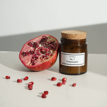 Handgegossene Duftkerze von Lucerna im braunen Apothekerglas mit Holzdocht und Korkdeckel, Duftnote No. 7 Granatapfel