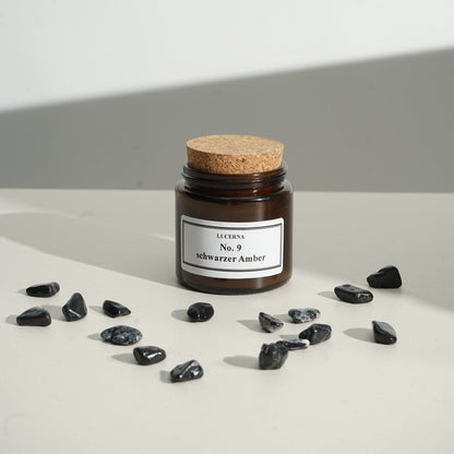 Handgegossene Duftkerze von Lucerna im braunen Apothekerglas mit Holzdocht und Korkdeckel, Duftnote No. 9 schwarzer Amber