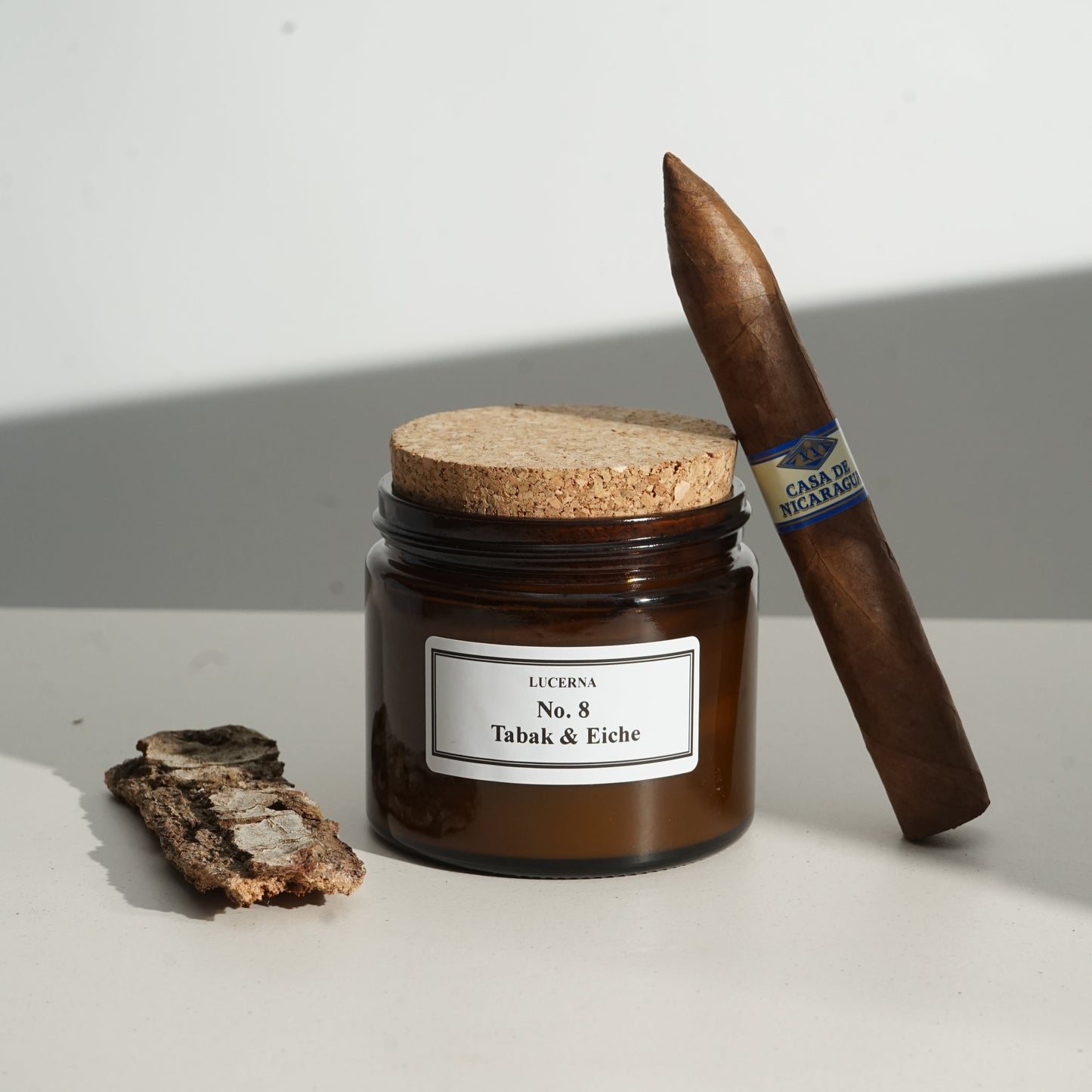 Handgegossene Duftkerze von Lucerna im braunen Apothekerglas mit Holzdocht und Korkdeckel, Duftnote No. 8 Tabak & Eiche