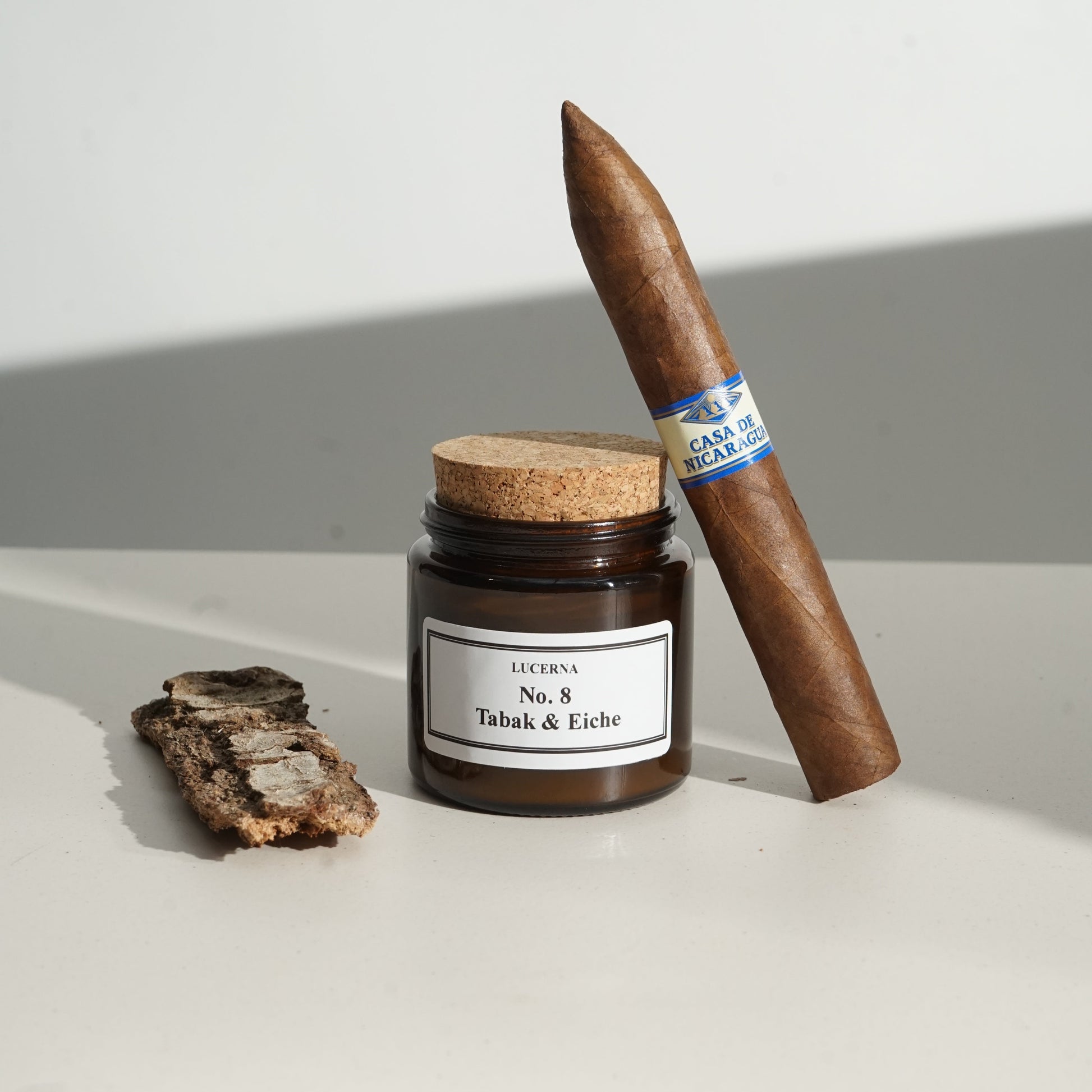 Handgegossene Duftkerze von Lucerna im braunen Apothekerglas mit Holzdocht und Korkdeckel, Duftnote No. 8 Tabak & Eiche