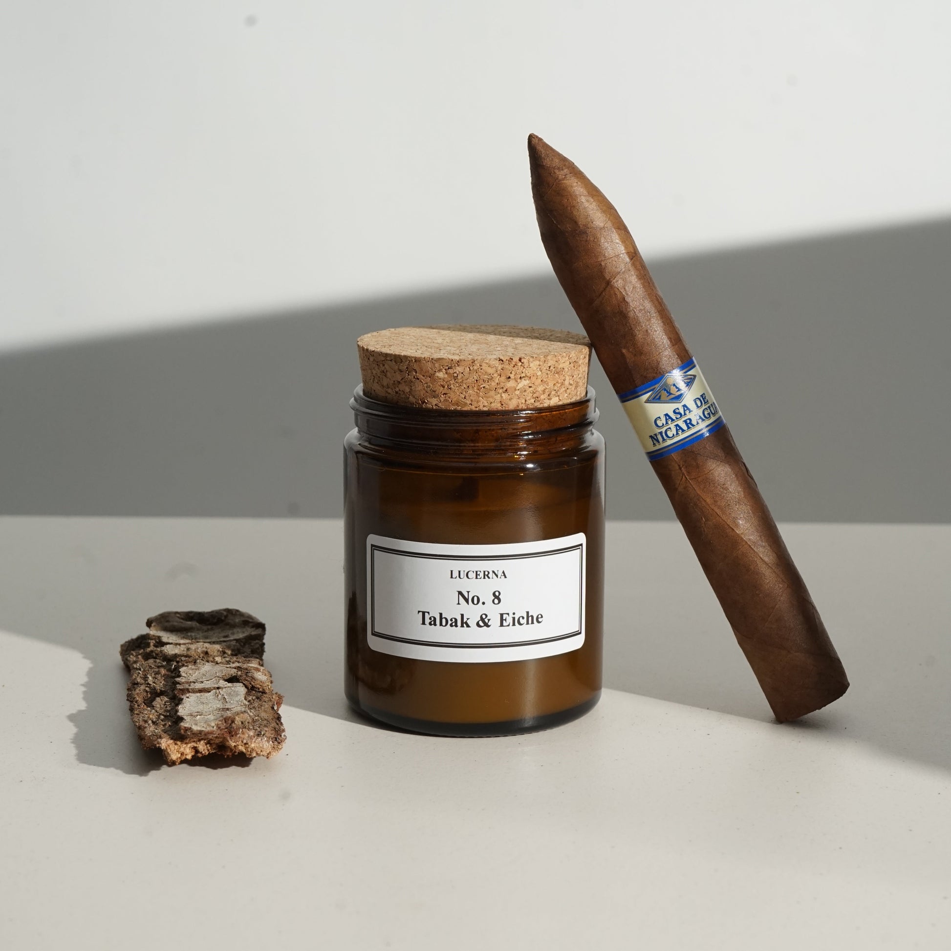 Handgegossene Duftkerze von Lucerna im braunen Apothekerglas mit Holzdocht und Korkdeckel, Duftnote No. 8 Tabak & Eiche