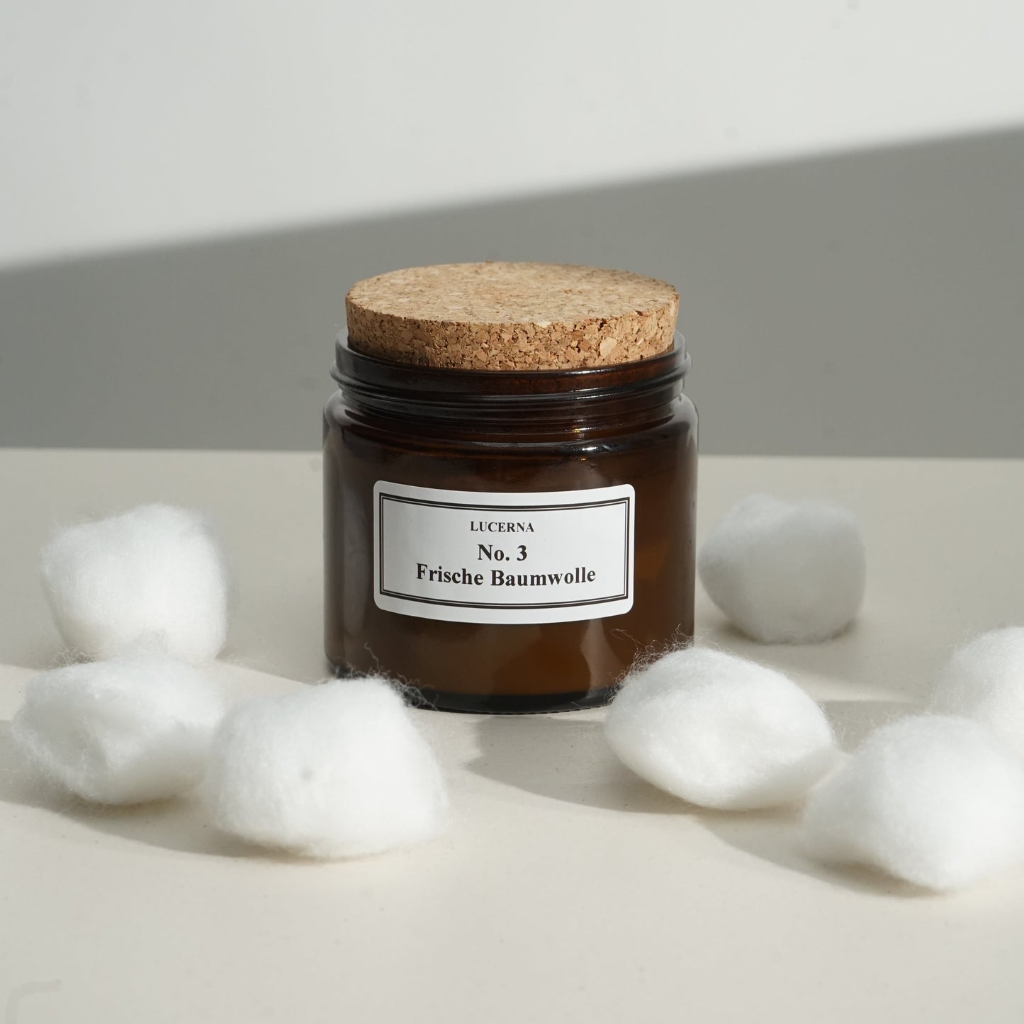 Handgegossene Duftkerze von Lucerna im braunen Apothekerglas mit Holzdocht und Korkdeckel, Duftnote No. 3 frische Baumwolle