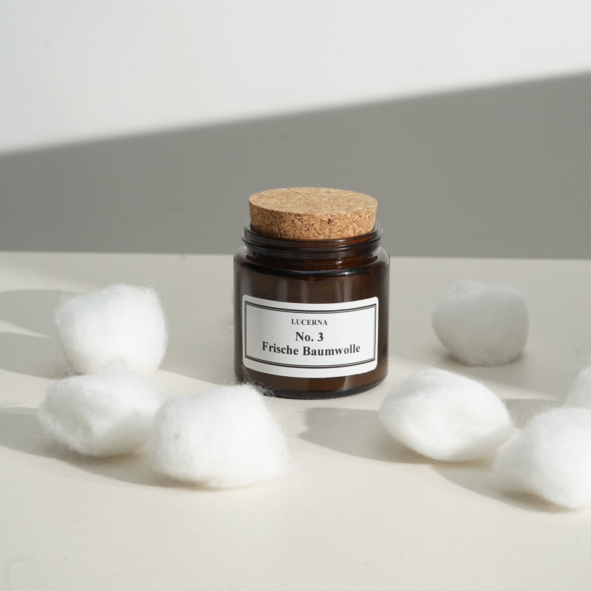 Handgegossene Duftkerze von Lucerna im braunen Apothekerglas mit Holzdocht und Korkdeckel, Duftnote No. 3 frische Baumwolle