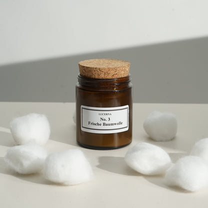 Handgegossene Duftkerze von Lucerna im braunen Apothekerglas mit Holzdocht und Korkdeckel, Duftnote No. 3 frische Baumwolle
