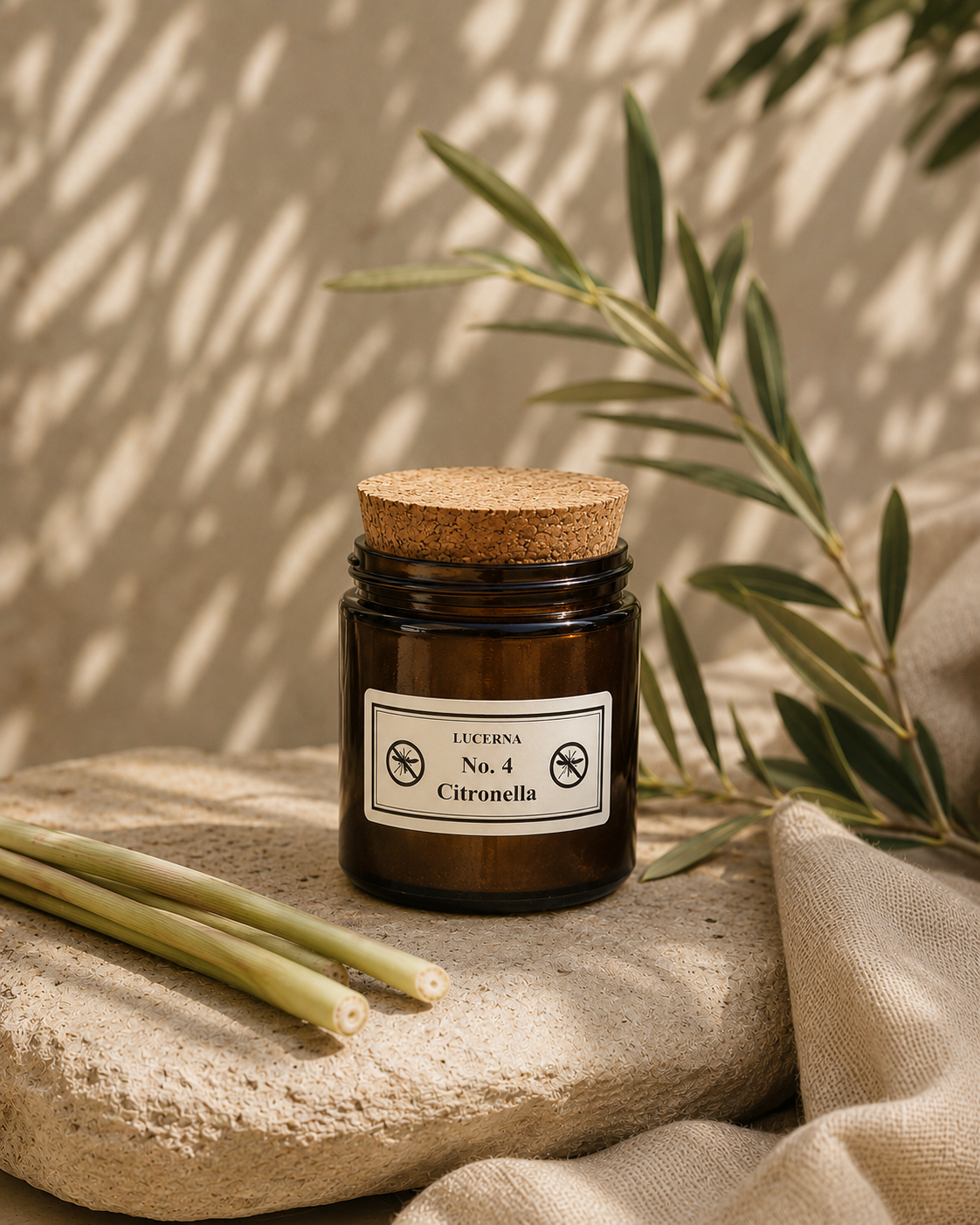 Lucerna Citronella Duftkerze 120 g im hochwertigen Braunglas mit Korkdeckel. Sommerlicher Duft und natürliche Atmosphäre für Balkon, Garten und Terrasse.