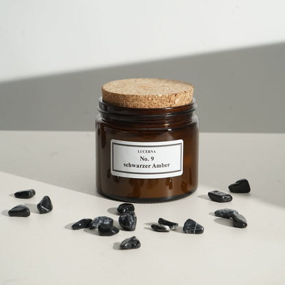 Handgegossene Duftkerze von Lucerna im braunen Apothekerglas mit Holzdocht und Korkdeckel, Duftnote No. 9 schwarzer Amber