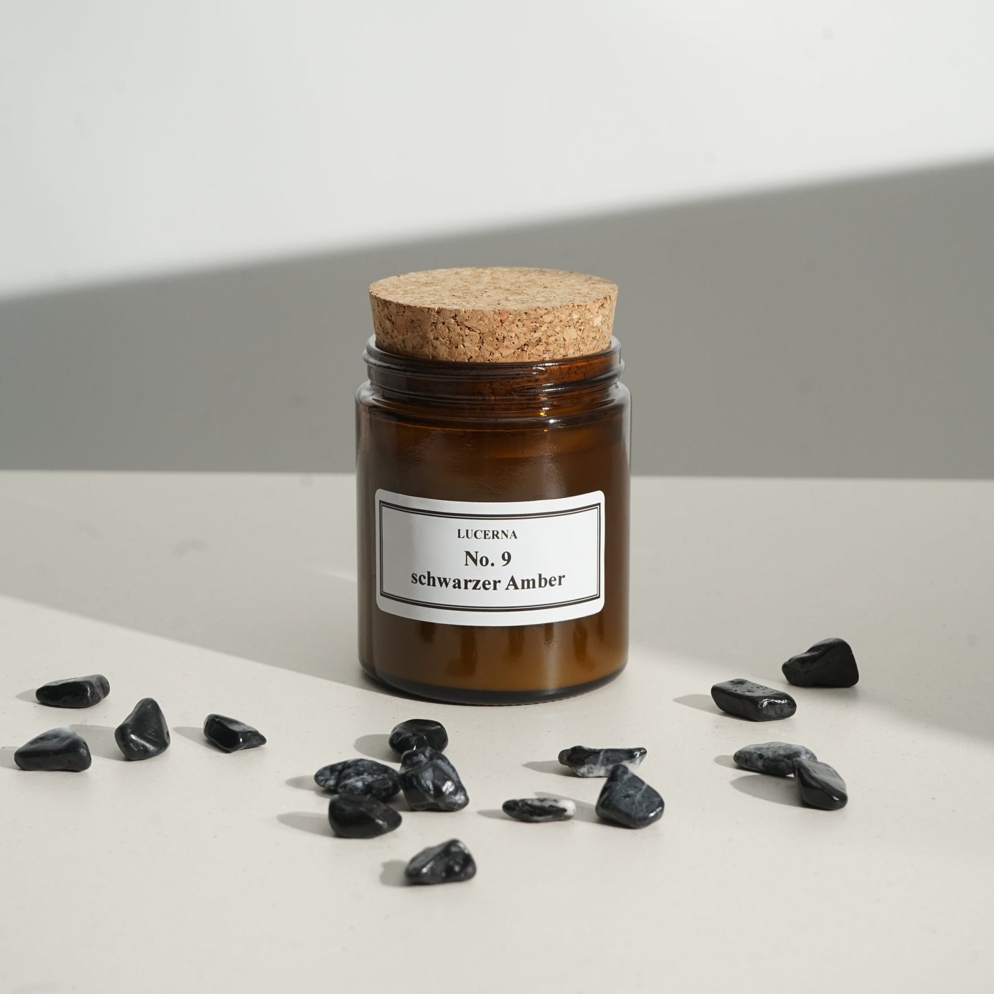 Handgegossene Duftkerze von Lucerna im braunen Apothekerglas mit Holzdocht und Korkdeckel, Duftnote No. 9 schwarzer Amber