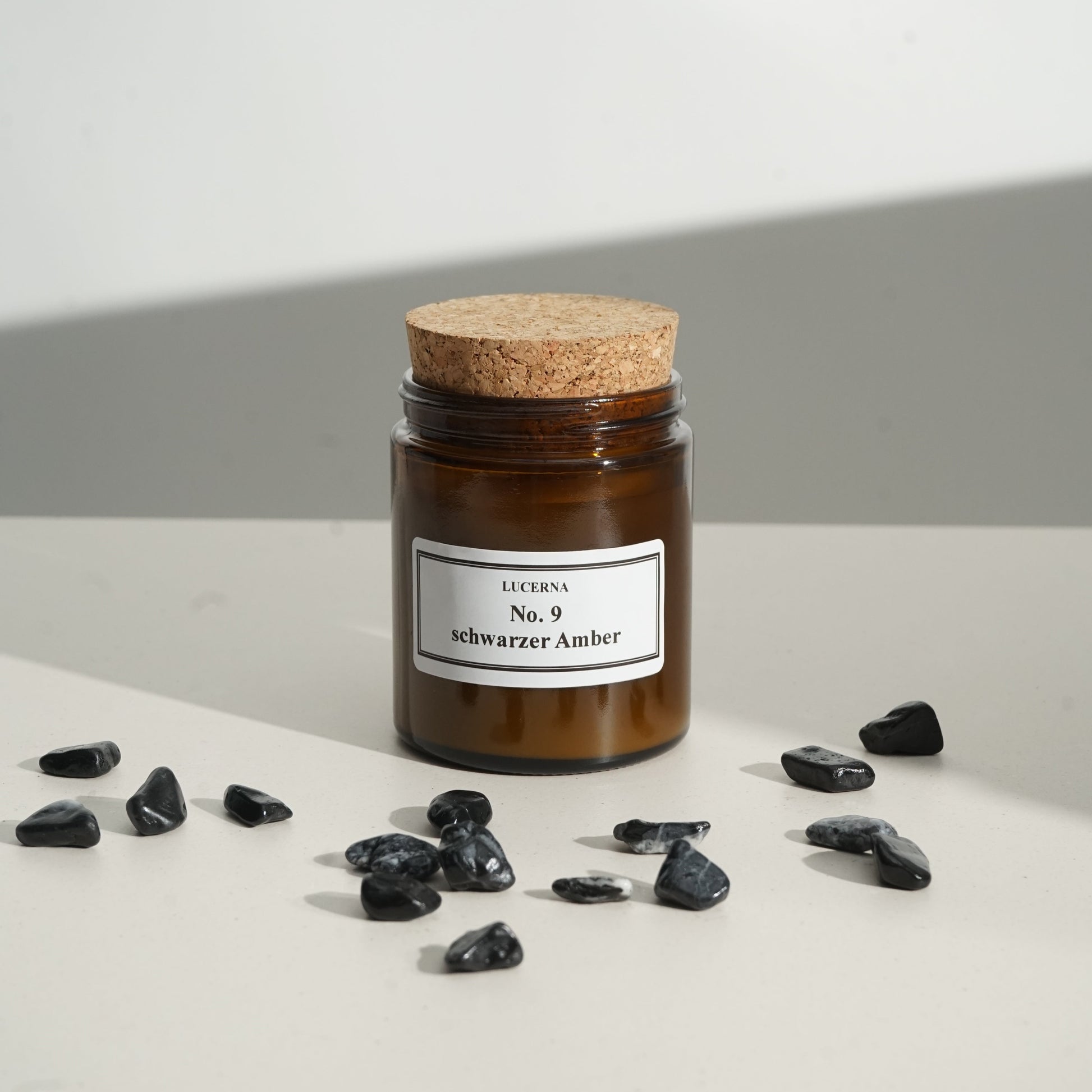 Handgegossene Duftkerze von Lucerna im braunen Apothekerglas mit Holzdocht und Korkdeckel, Duftnote No. 9 schwarzer Amber